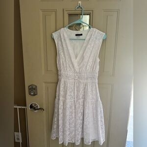 Elegant White Sleeveless Dress
